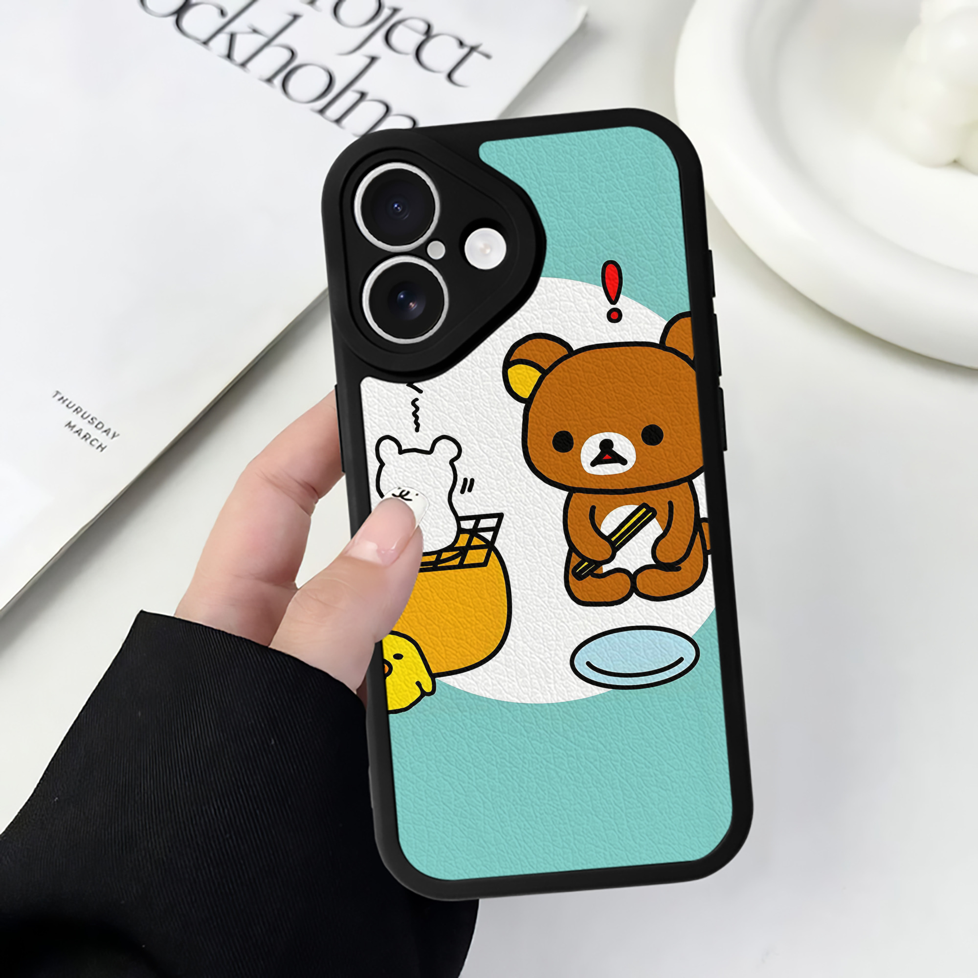 （画像用） リラックマ リラックマ キイロイトリ Rilakkuma Korilakkuma Kiiroitori 【iPhone 16シリーズ対応】シリコンスマホケース（レザー調） 材質：シリコン